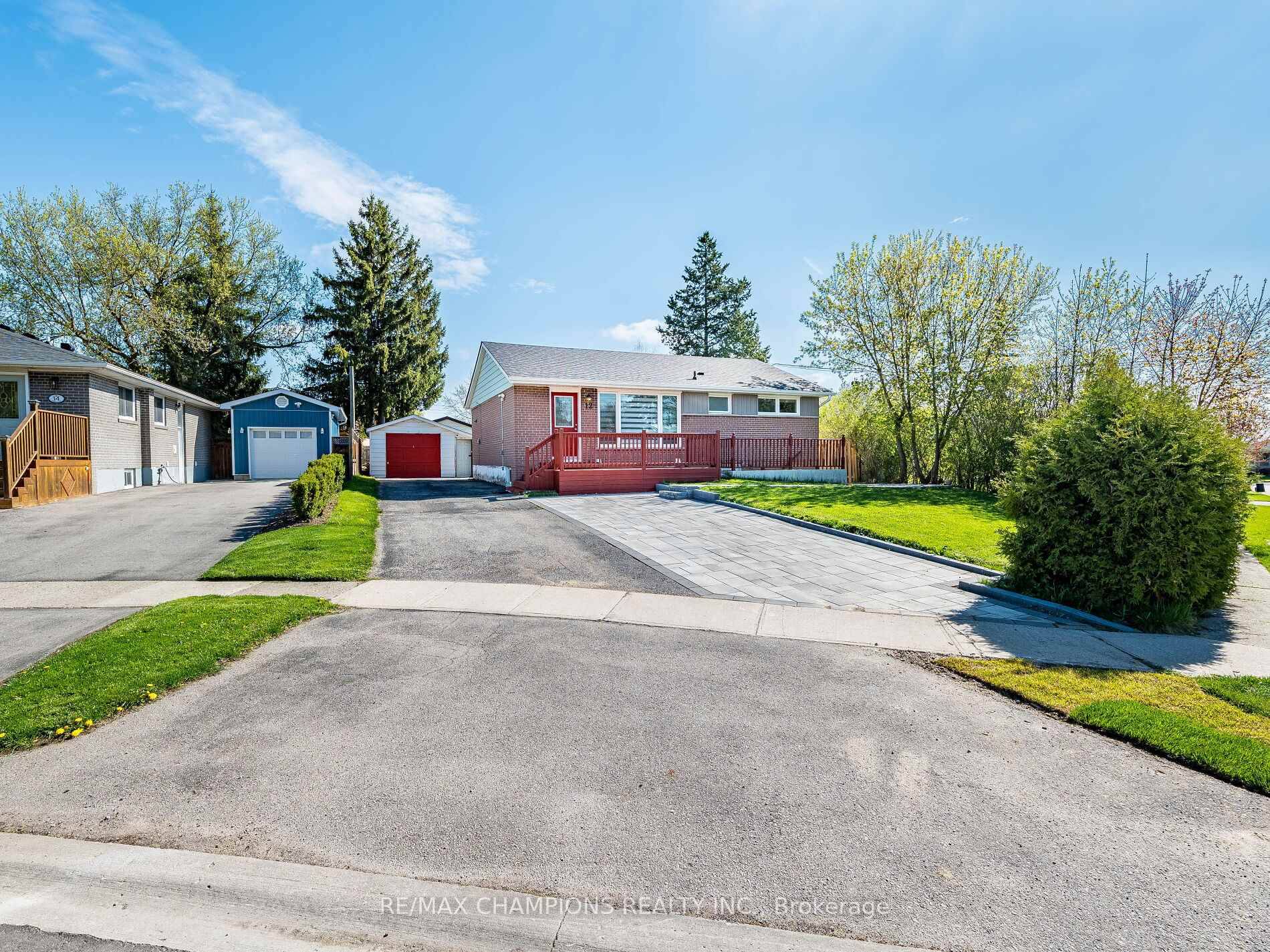 This awesome 3 Bdrm, 1 bathroom freehold Detach Bungalow is ready to move in !