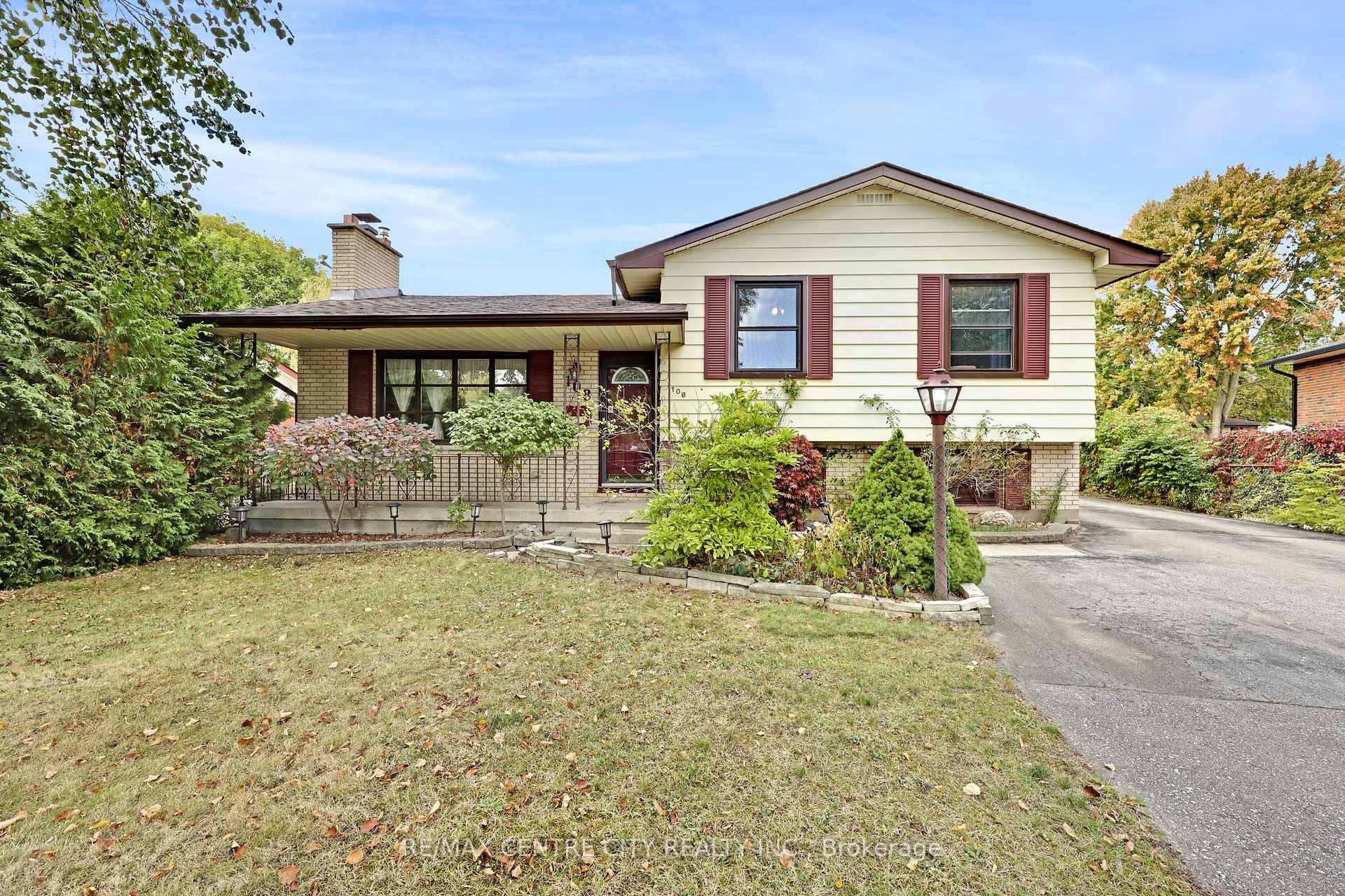 Nestled in a peaceful neighbourhood on a quiet cul de sac near Huron Heights Park, this well maintained 3 bedroom side split offers the perfect combination of comfort, functionality, and ...