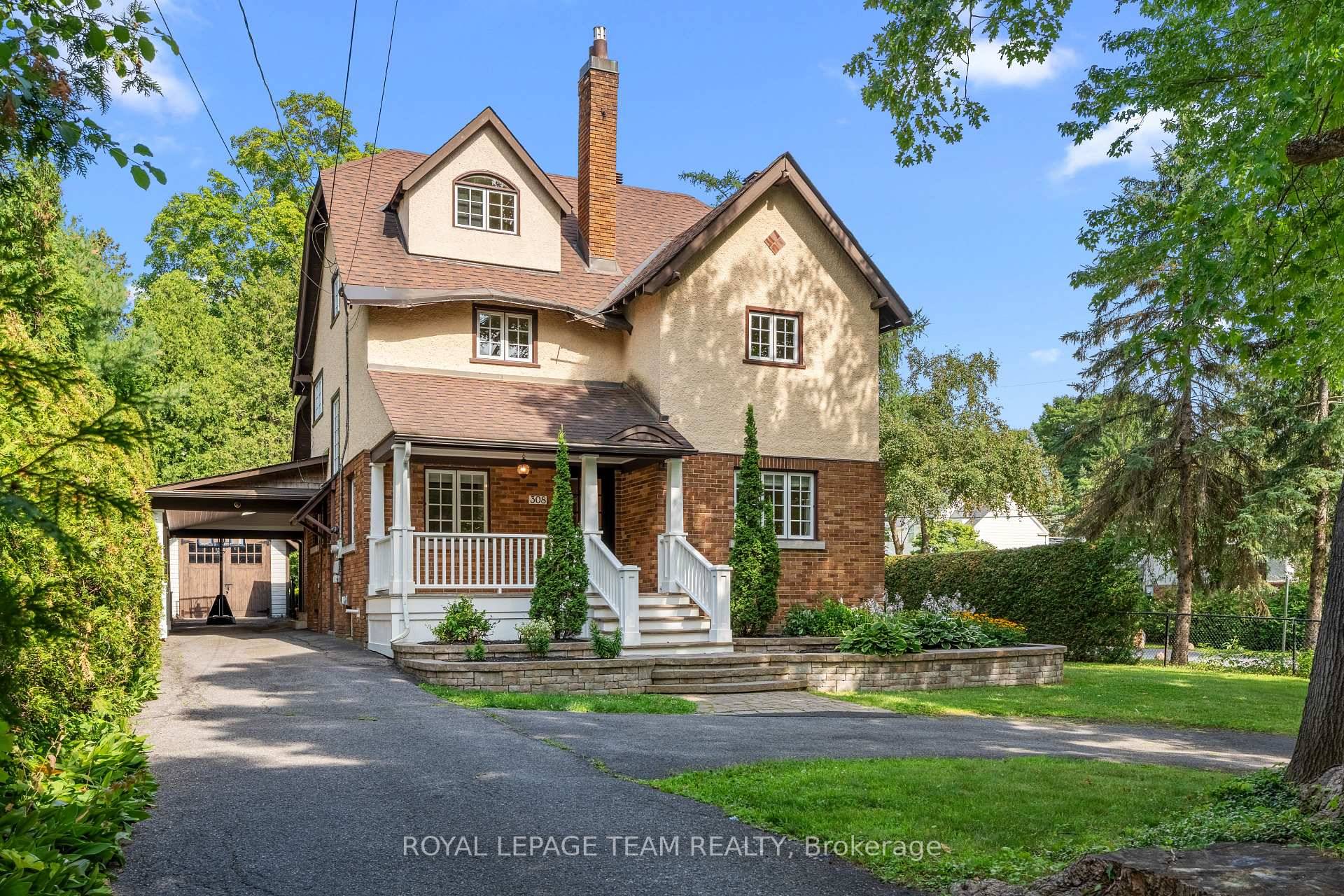At the corner of Park and Manor in prestigious Rockcliffe Park, this exceptional home fuses modern comforts with timeless elegance.