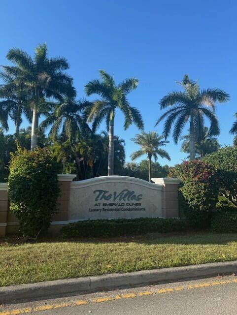 Centrally located Large, beautiful 3 bed, 2 bath condo in West Palm Beach It's got all you need a covered carport,, Granite counters, stainless appliances, and laundry room.