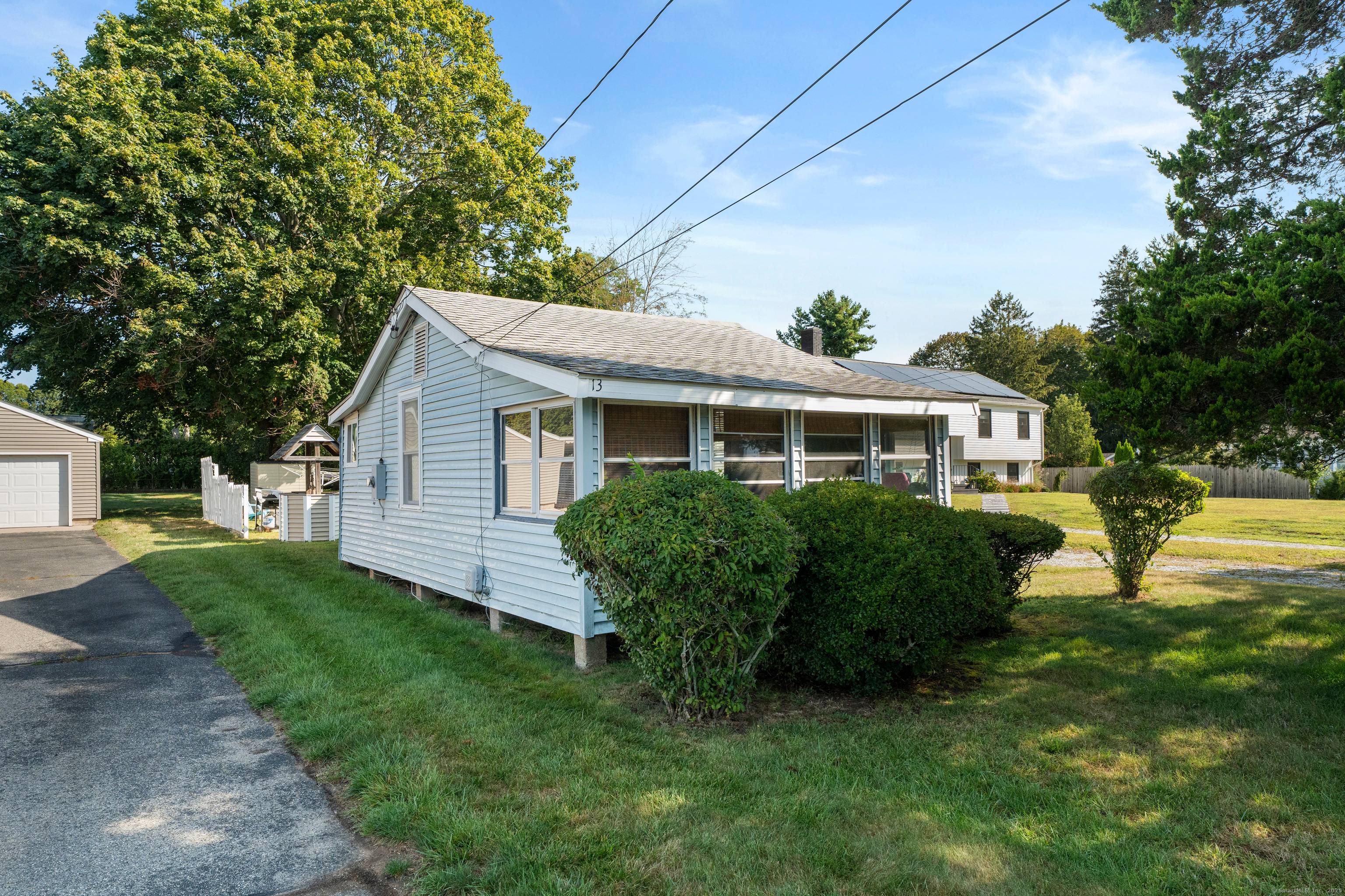 Adorable seasonal beach cottage nestled in the heart of Old Saybrook !