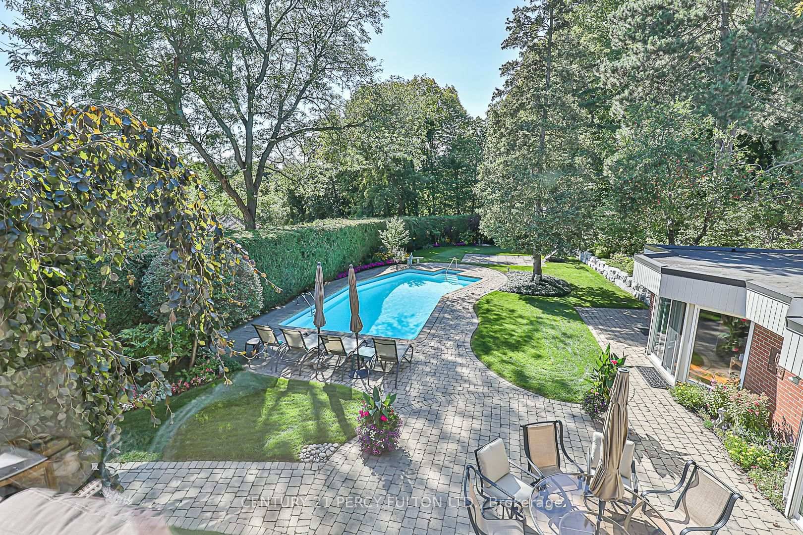 Cottage Living in the Heart of the City !
