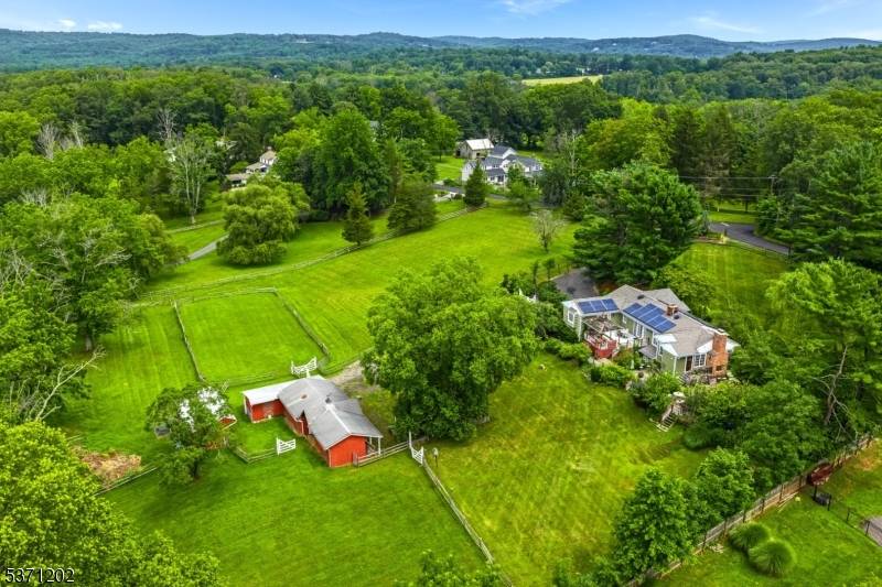 Nestled in the heart of Bedminster's storied horse country, Crosspatch Cottage offers a blend of country charm and equestrian amenities on 3.