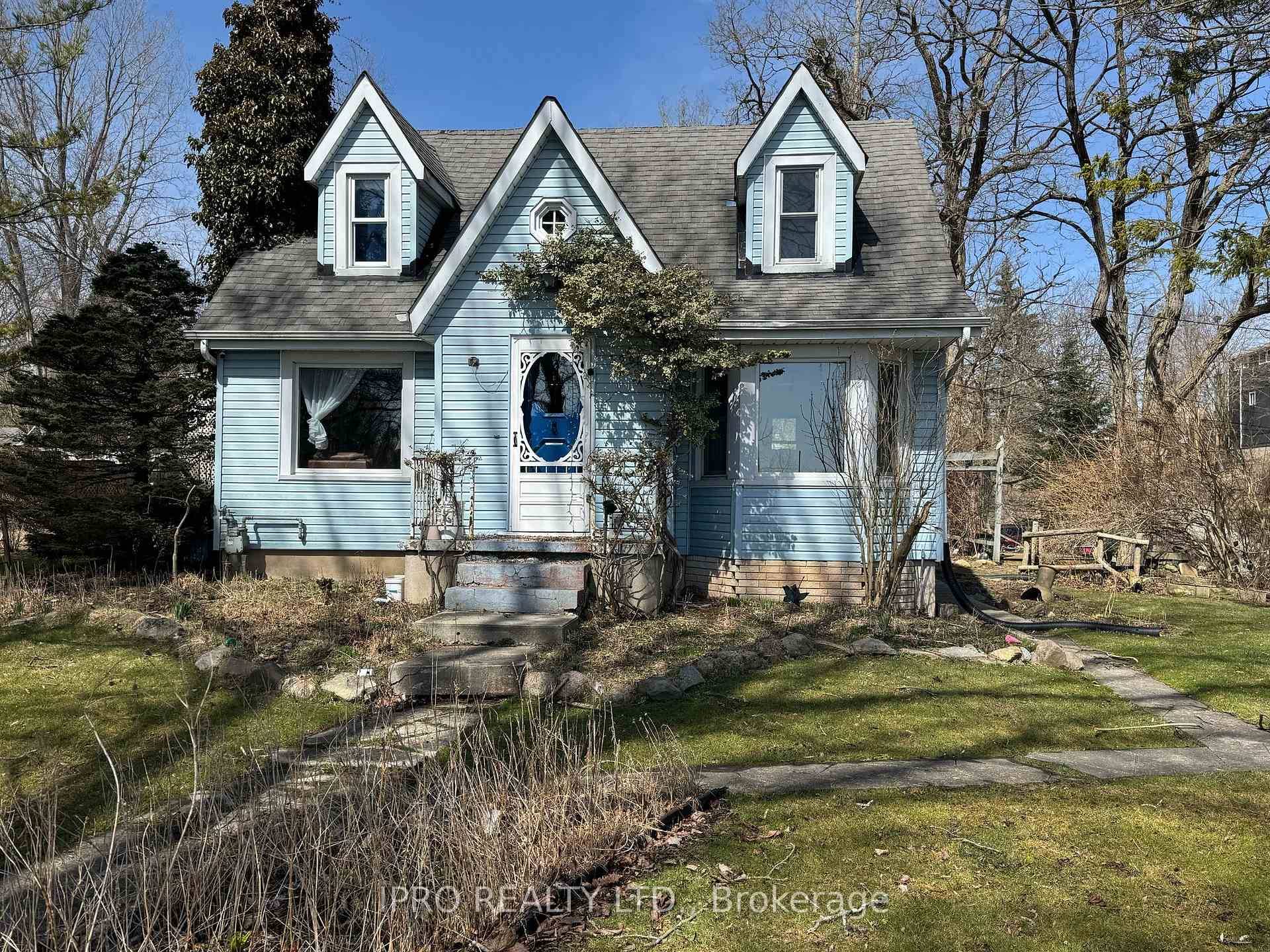 Vacant, Immediately Available, Fully Furnished 4 Bedrooms Detached House in Downtown PortStanley.