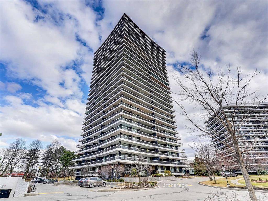 This clean, bright, and spacious 2 bedroom corner suite boasts exceptional panoramic views from a massive 515 sq.