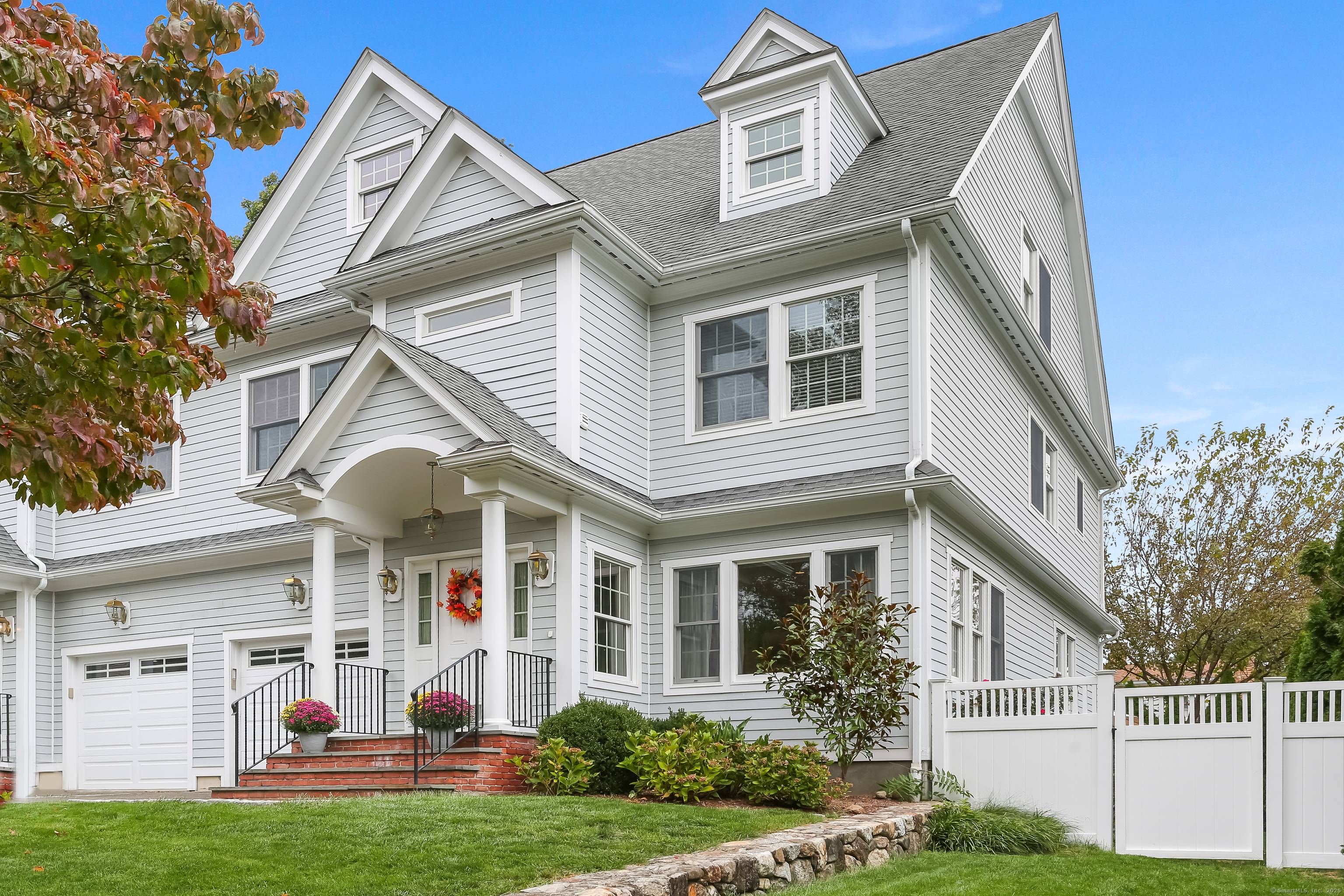 Located in the highly desirable University area of Fairfield, this meticulously maintained half duplex townhouse offers 4 bedrooms, 2.