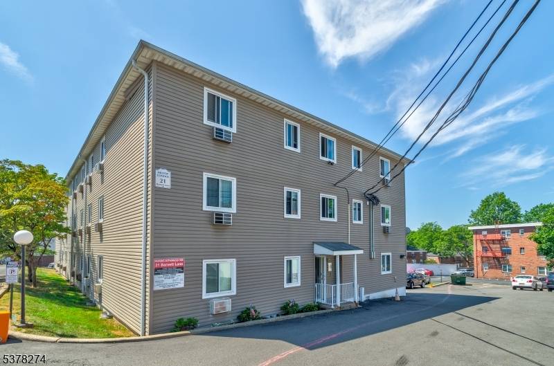 Welcome to this beautifully maintained 2 bedrooms, 1 bath condo in Belleville's desirable Hilltop Condominiums !