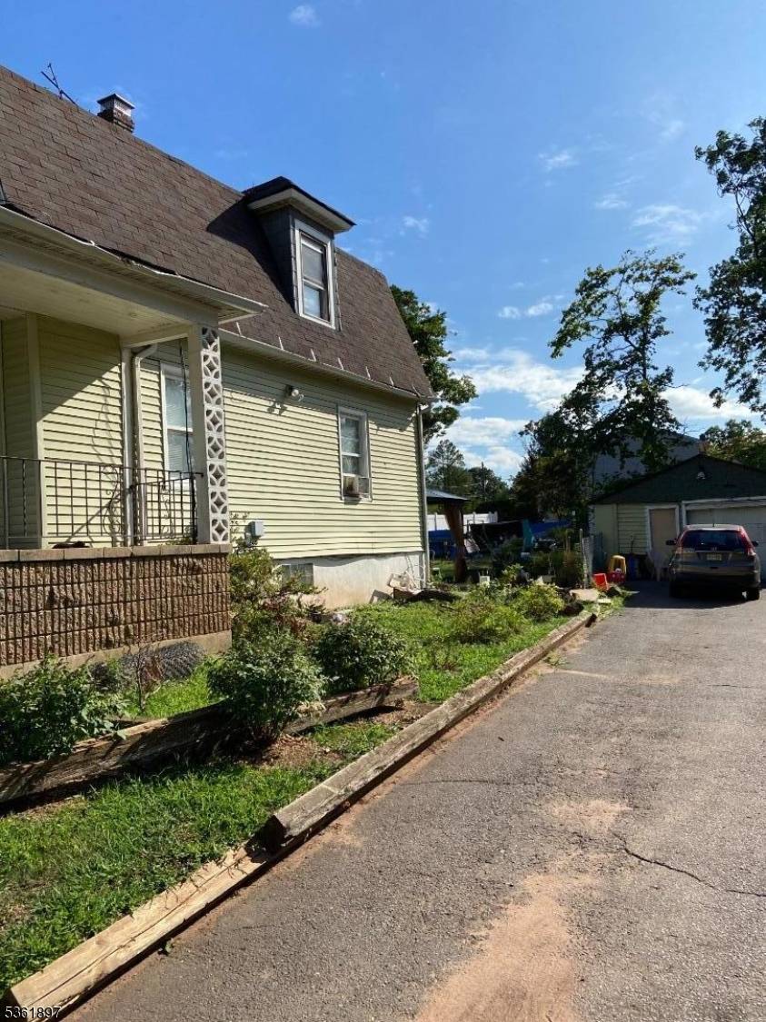 Whether you're looking to invest or move in, this three bedroom, one bathroom home is an exceptional value.