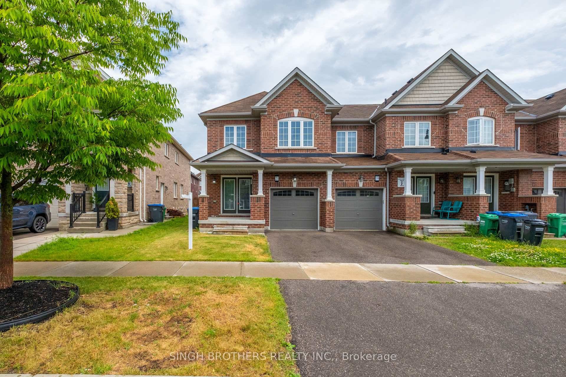 Welcome To This well maintained 4 Bedroom End unit townhouse, Double Door Entrance, Open Concept Layout, Spacious Kitchen, 9ft Ceilings, all 4 bedrooms are really spacious with double door closets.