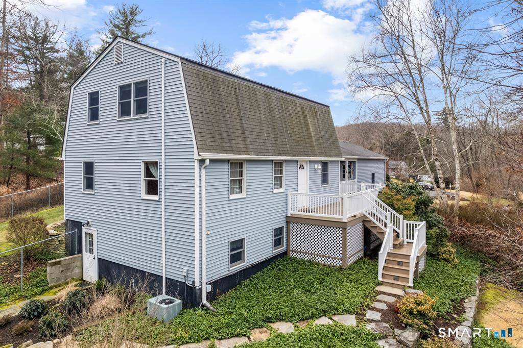 7 Greenwood Cir is a very well maintained Colonial house featuring a traditional and stately design, showcasing clean lines and a welcoming facade.