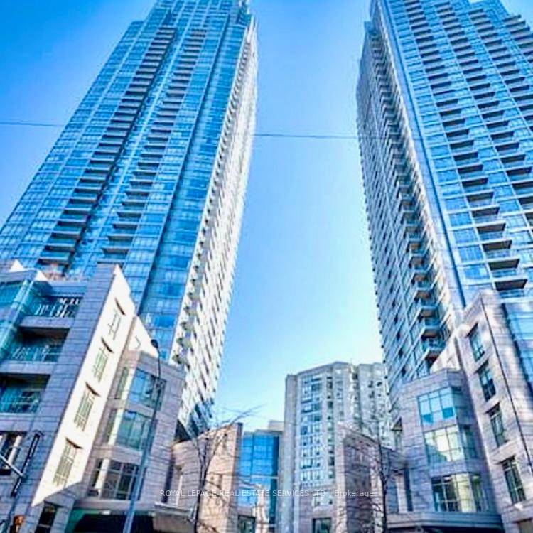 Absolutely stunning, spacious, and open concept suite in the highly sought after Yonge Eglinton 'Quantum South' !