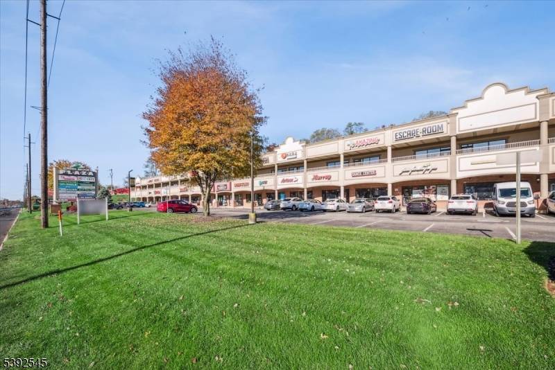 UNBELIEVABLE GREEN BROOK PLAZA, WELL KNOWN 50K SF SHOPPING CENTER ON RT 22 WEST HAS 1 RETAIL SPACE AVAILABLE 1400 SF STORE ADJACENT TO DUNKIN DONUTS IN THIS HIGH VISIBILITY ...