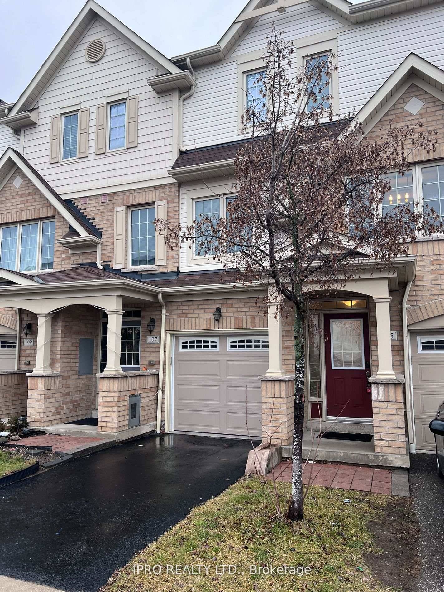 Stunning Freehold 3 Storey Townhome in Whitby !