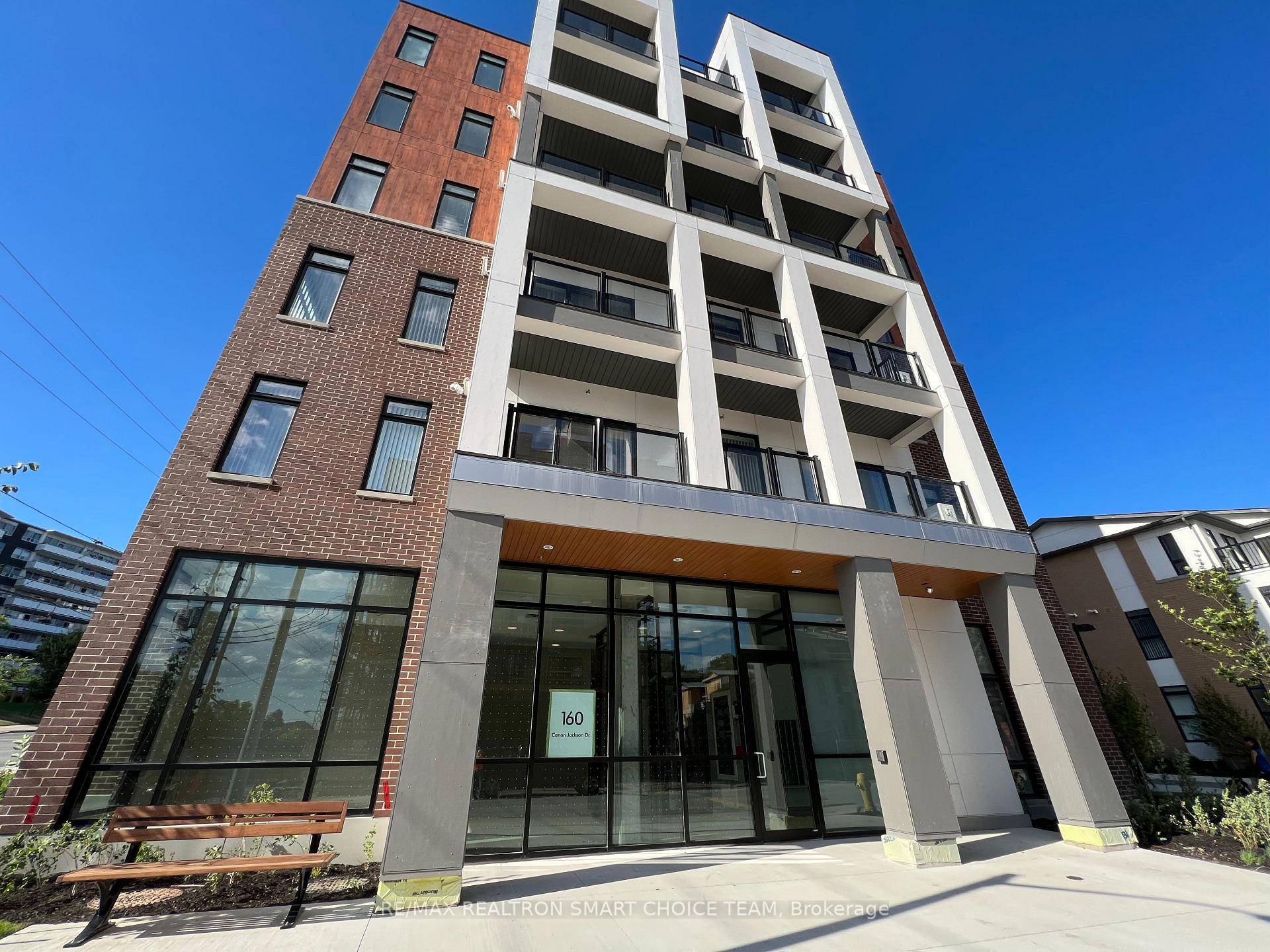 Welcome To 160 Canon Jackson Dr A Bright amp ; Beautiful 2 Bedroom, 2 Bathroom Condo In The Heart Of Toronto !
