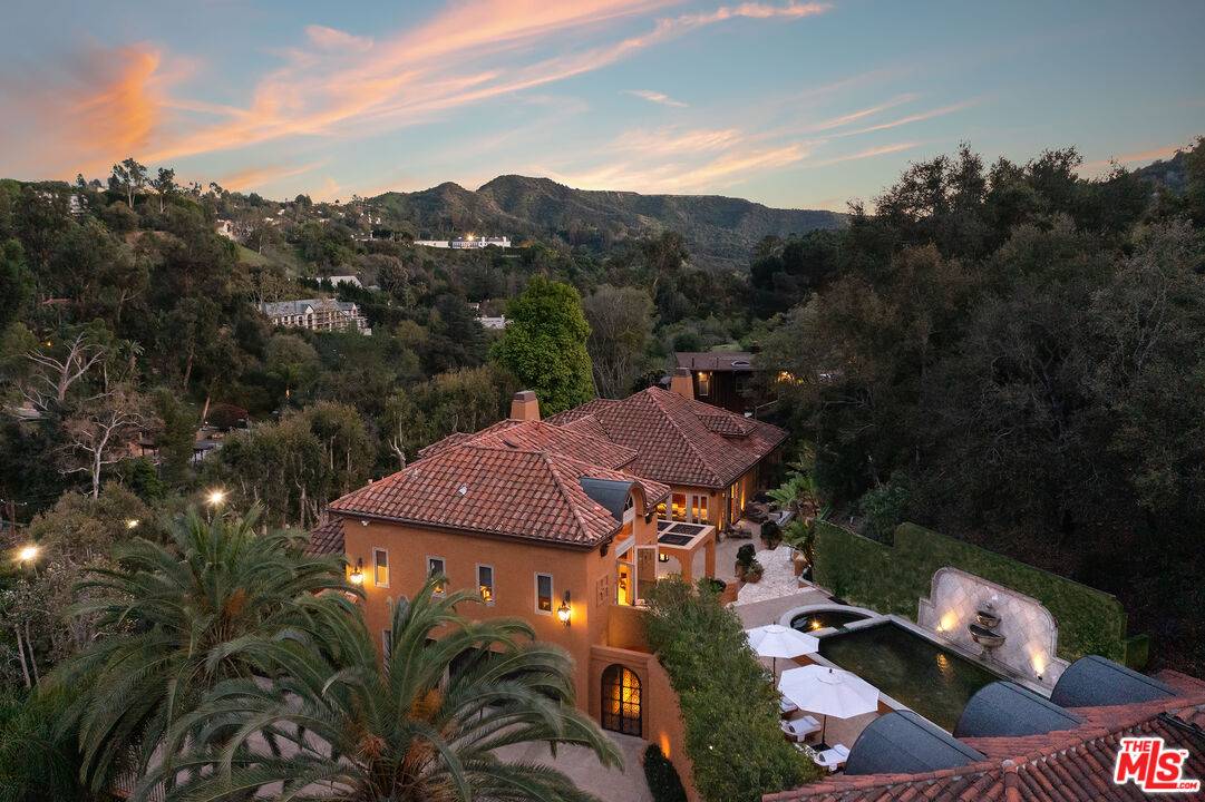 2719   BENEDICT CANYON DR Beverly Hills Flats LA