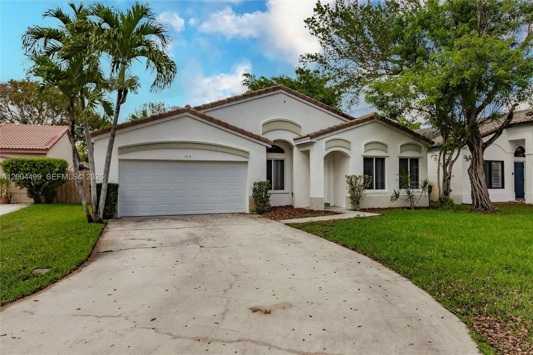 Beautiful single story home in the highly desirable Harmony Lakes community !