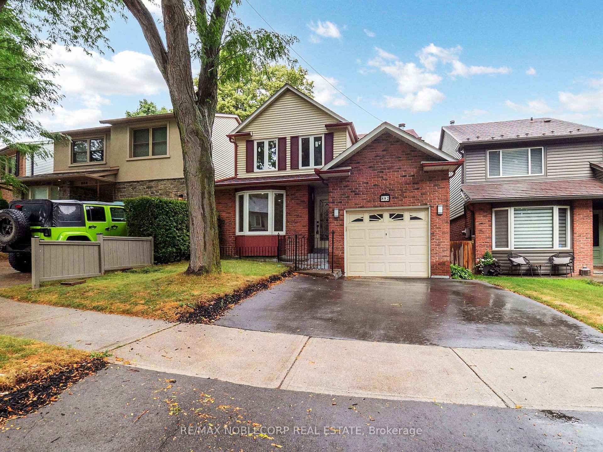 Charming Lorne Park Detached Home in a Highly Desirable Location !