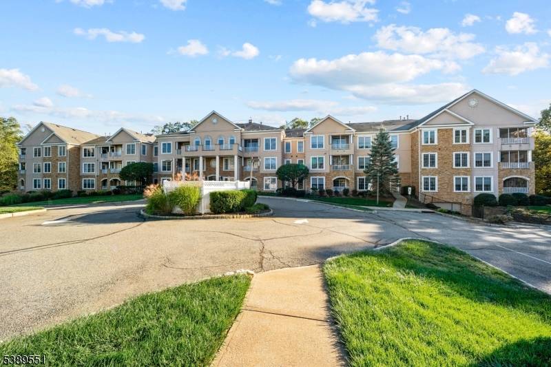 Welcome to Fox Hills, the Lifestyle You've Been Waiting For !