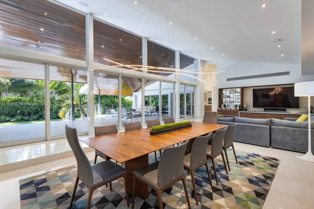 Gorgeous Pine Bay Estates North sophistication and style galore fantastic Hollub built family home with soaring high ceilings and windows, an incredible state of the art kitchen w tons of ...