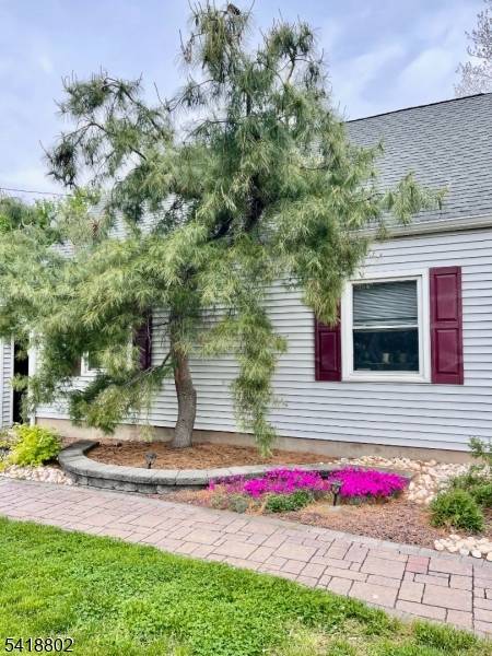 Beautifully Renovated Ranch situated on a private.