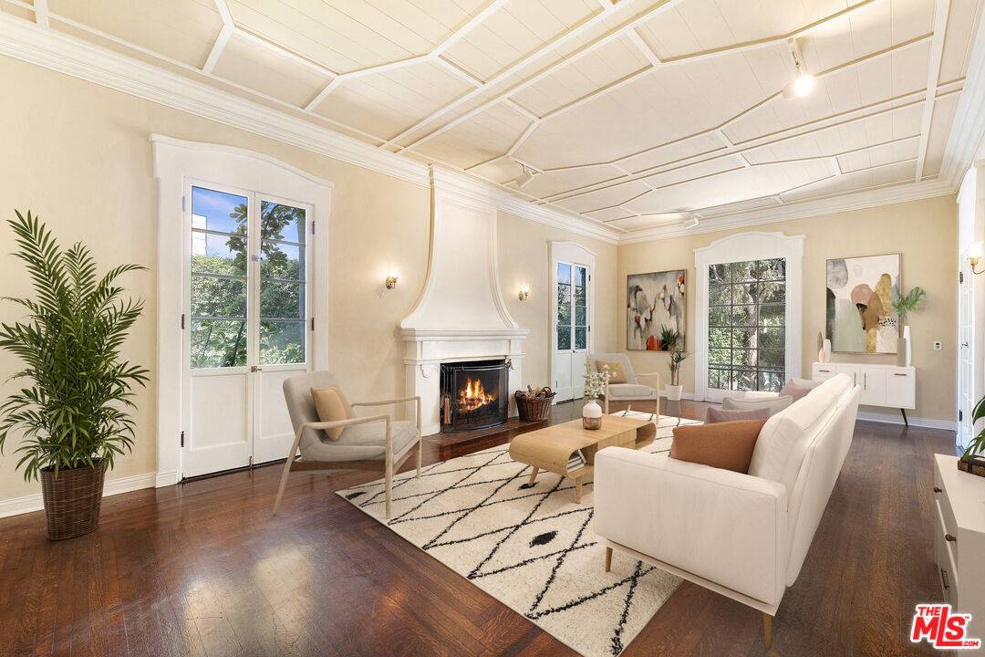 6421   Hayes Dr Beverly Grove LA