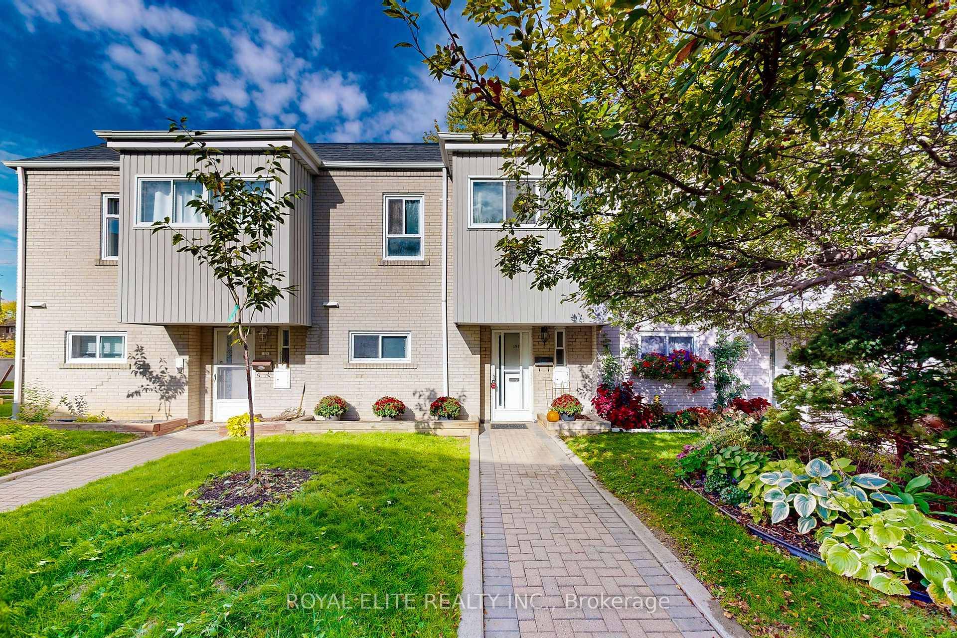 Amazing Bright And Spacious Living Unit In High Demand Don Valley Village Community.