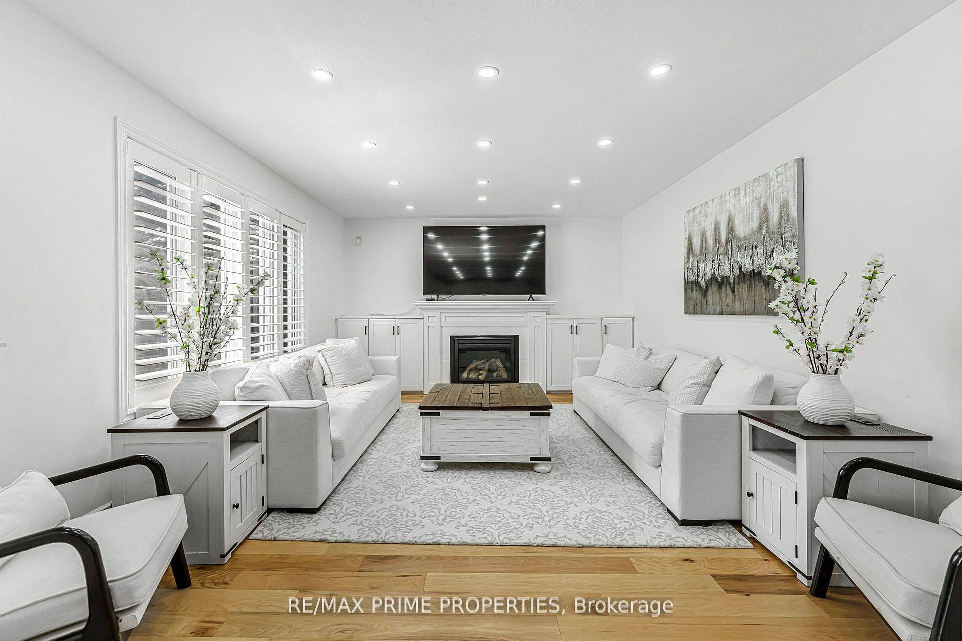 Beautiful home located in desirable and quiet Welland neighbourhood, close to schools, parks, and amenities this is the perfect place to call home !