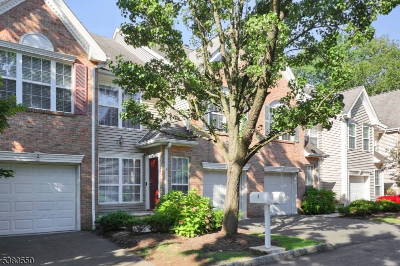 Spacious Charming Townhouse !