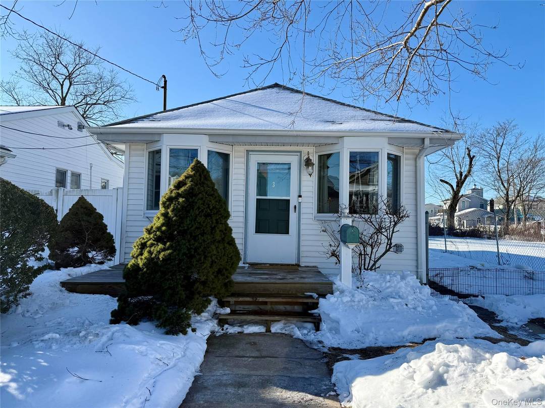 Bay Park, Renovated Bungalow with 2 Bedrooms, 1 Bathroom, LR, Granite Kitchen, Attic Fan, Located on quiet street, de attached garage.