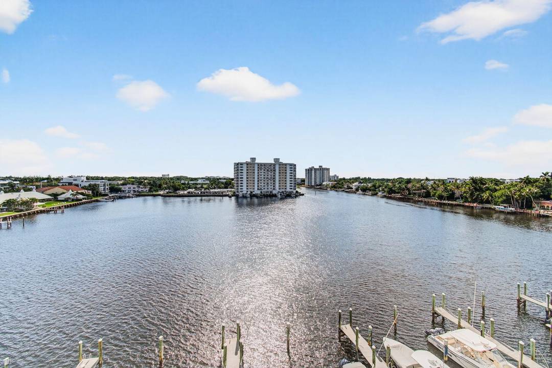 GORGEOUS MOVE IN READY ENJOY THE SEASON NOW !