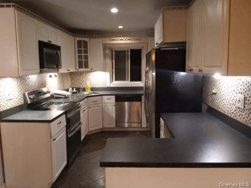 House available on Nov 1, 2025.