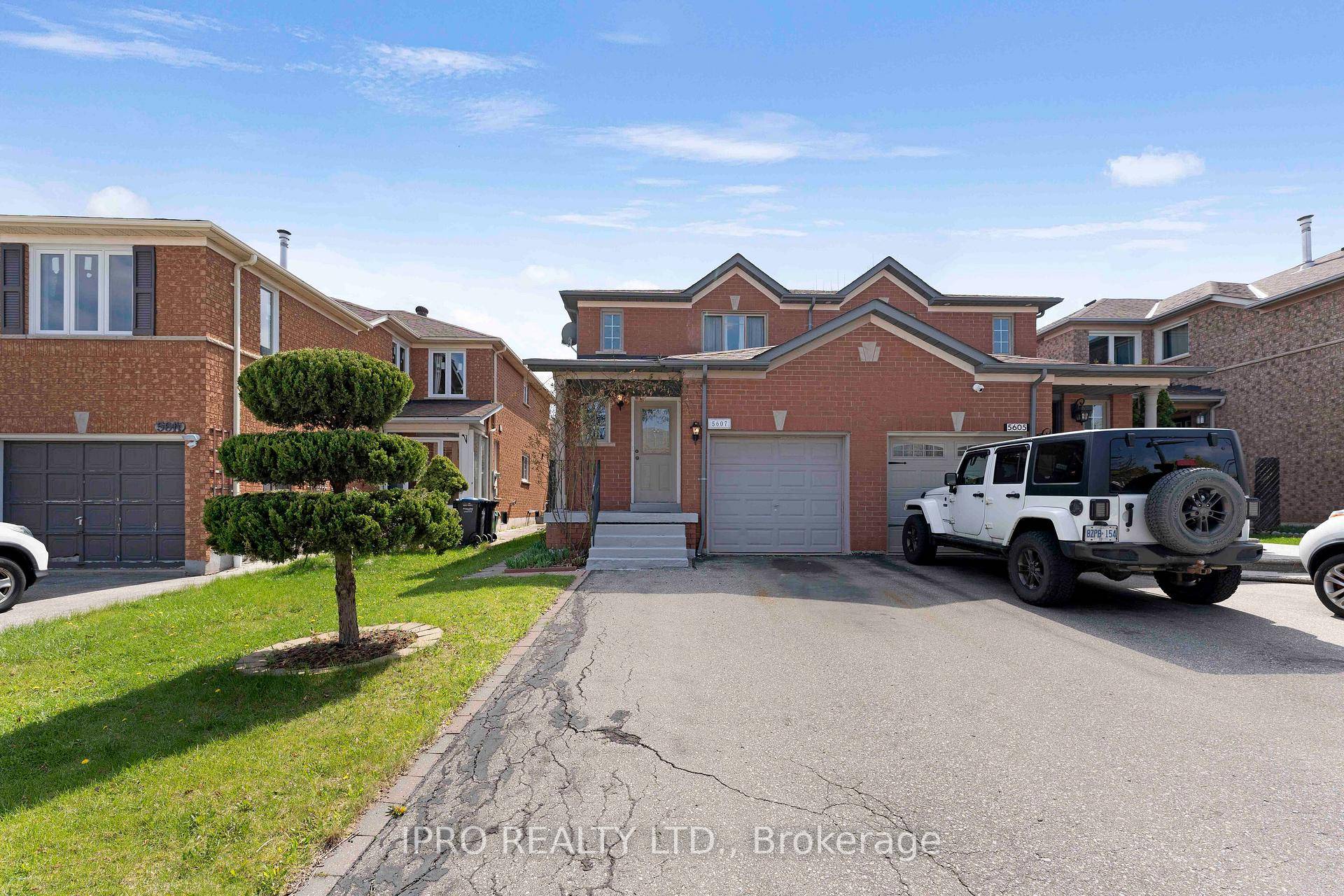 Great Opportunity To Own a Semi Detached Home, 3 Bed, 3 Bath, in Prime Mississauga Central Erin Mills Community.