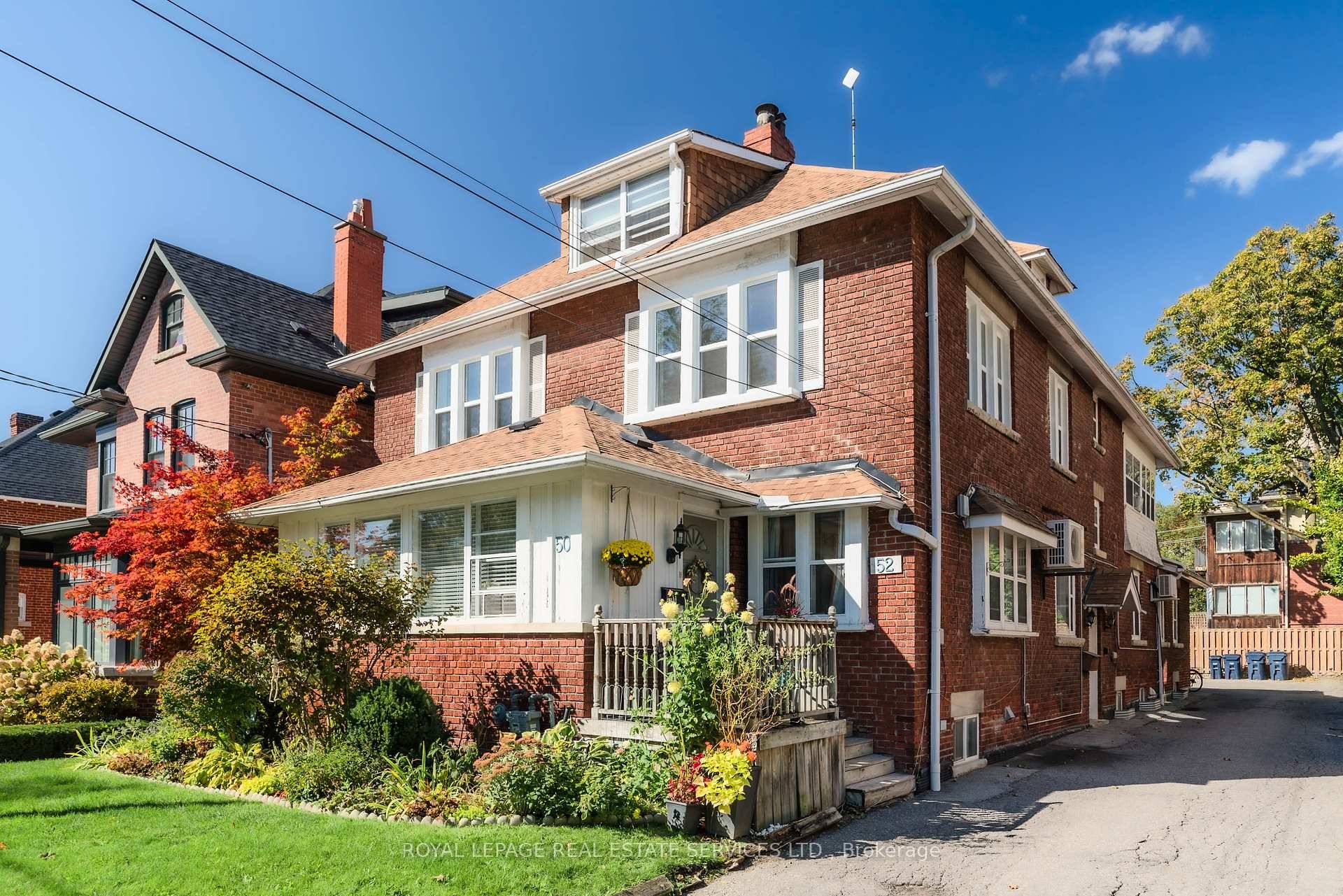 Discover a charming, light filled one bedroom suite in a beautifully maintained Moore Park residence steps to Mt Pleasant amp ; St Clair.