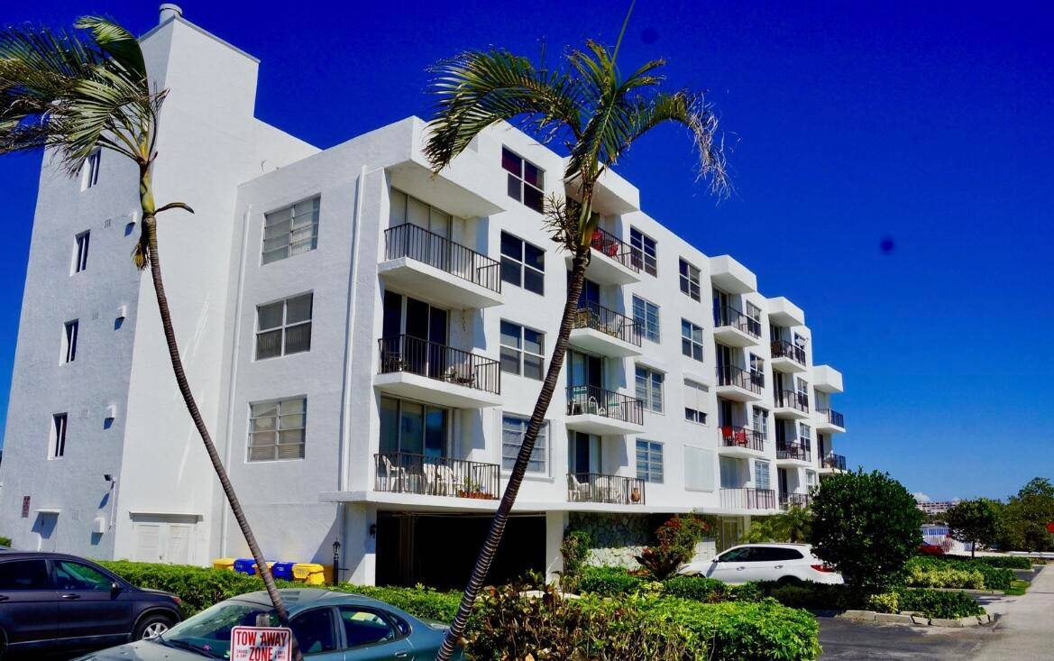 Waterview condo with balcony overlooking the intracoastal water way !