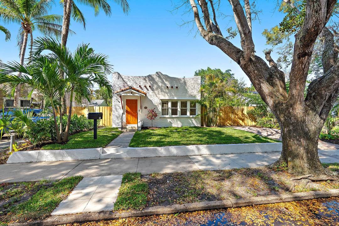 Northwood Harbor cottage, ideally situated just one block from the Intracoastal.