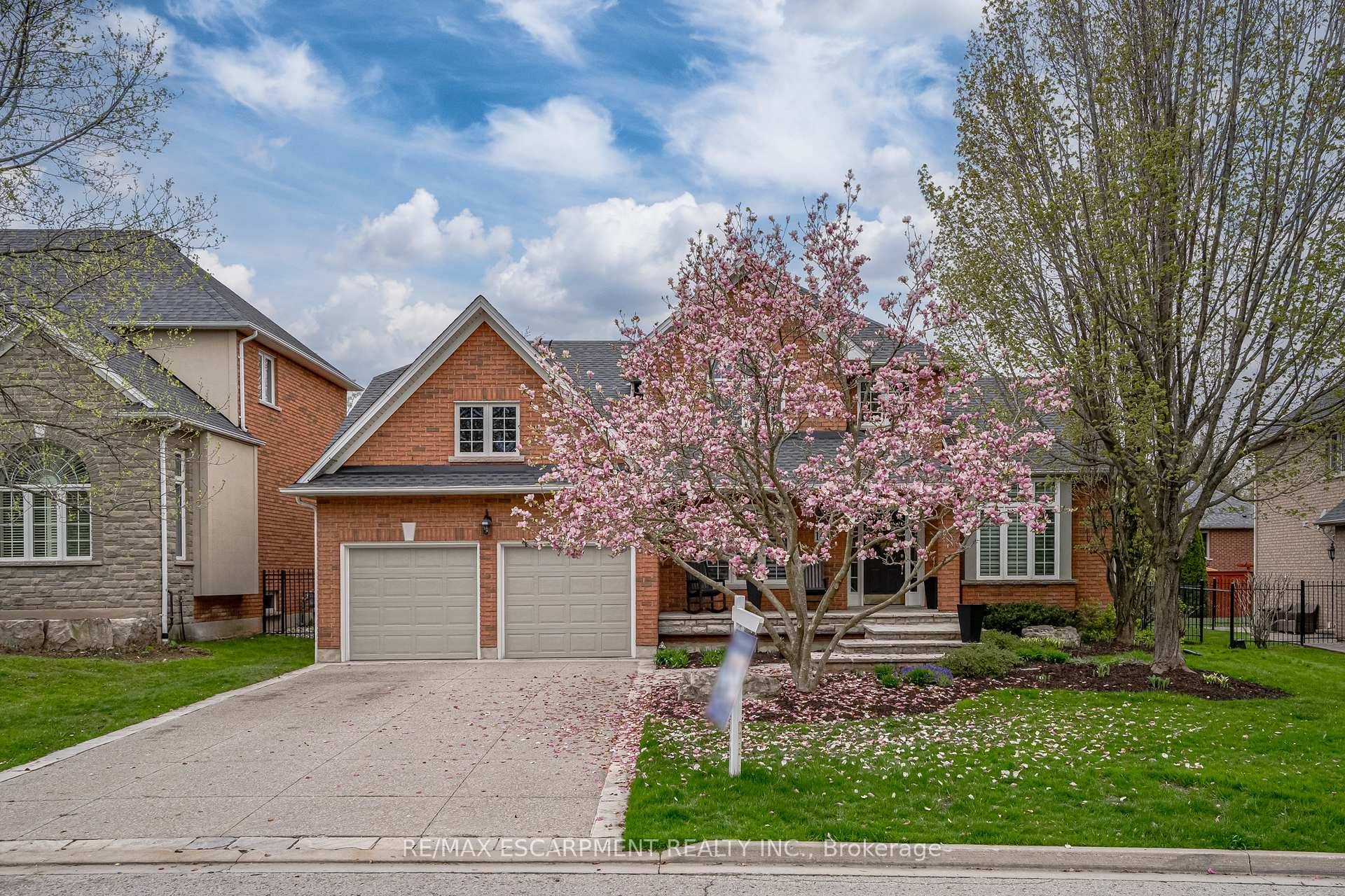 Sophisticated, freshly renovated, and perfectly located148 Foxridge Drive is the kind of home thatturns heads !