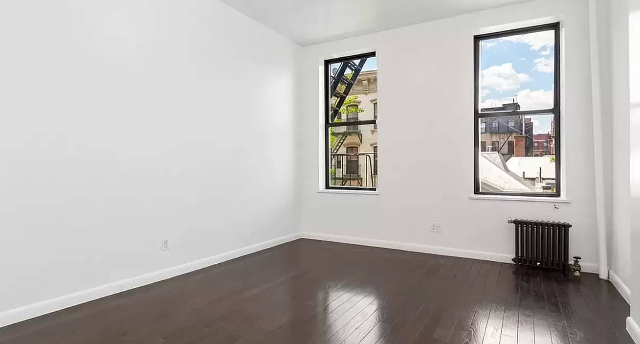 HUGE spacious Sunny Alcove Studio Apartment in the heart of Little Italy !