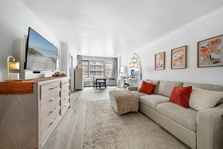 Welcome to 245 East 24th Street 9F, a graciously proportioned and beautifully updated 1 bedroom, 1 bath residence located in the heart of Kips Bay !