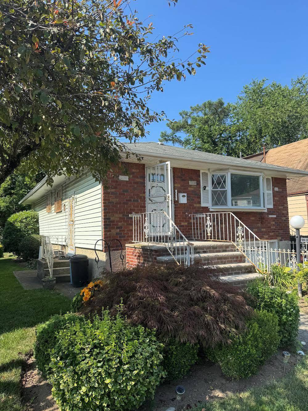 Beautiful Ranch home in great part of Queens, Fully renovated, New Kitchen, New Bathroom, Closed to shopping and transportation
