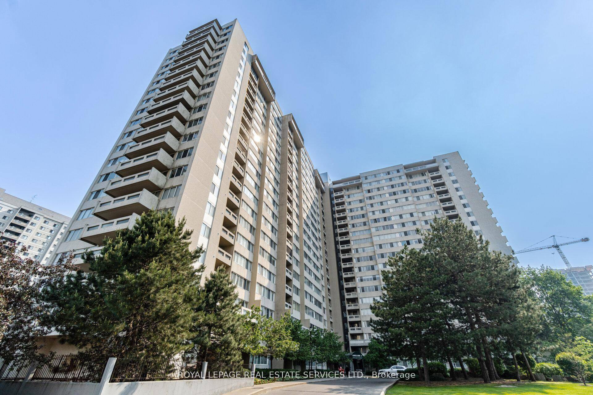 Enjoy space and convenience in this 995 sq.