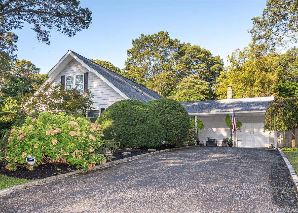 Welcome to 346 Ridgefield Road in Hauppauge, NY !