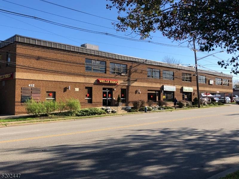 GREAT SECOND FLOOR SPACE WITH RECEPTION AREA AND 6 OFFICES.