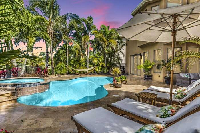 Welcome to your Gorgeous Lakeside Retreat in stunning Versailles !
