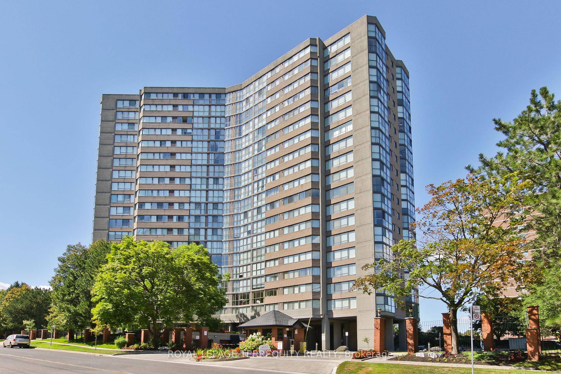 FANTASTIC ETOBICOKE CONDOMINIUM !