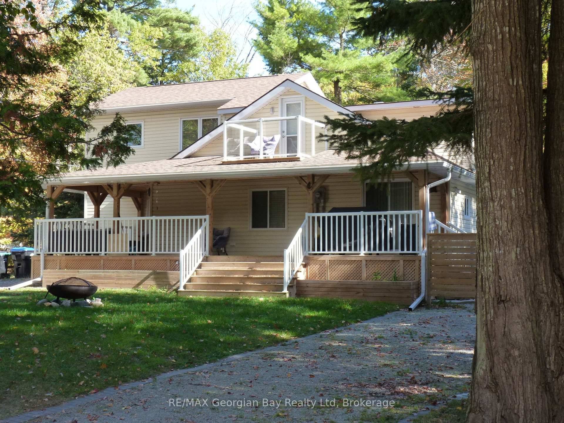 Great location in Balm Beach just a short drive into Midland.