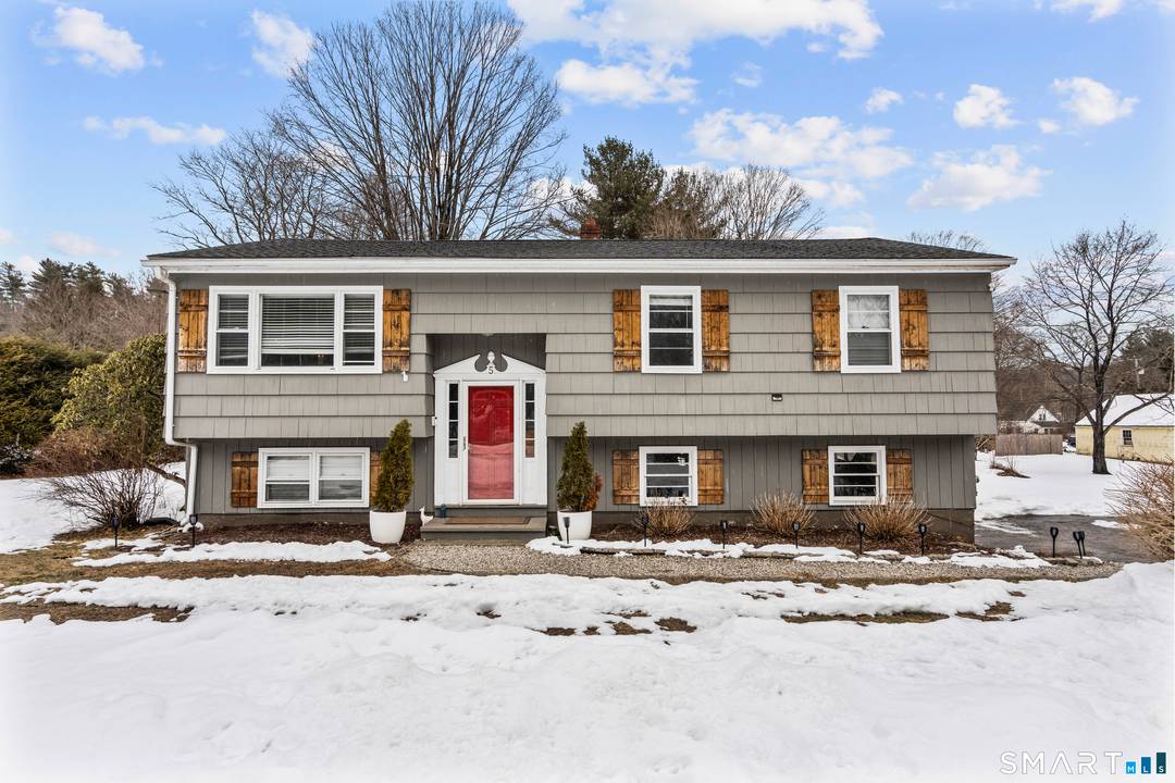 Welcome home ! This beautifully maintained 3 bedroom, 1.