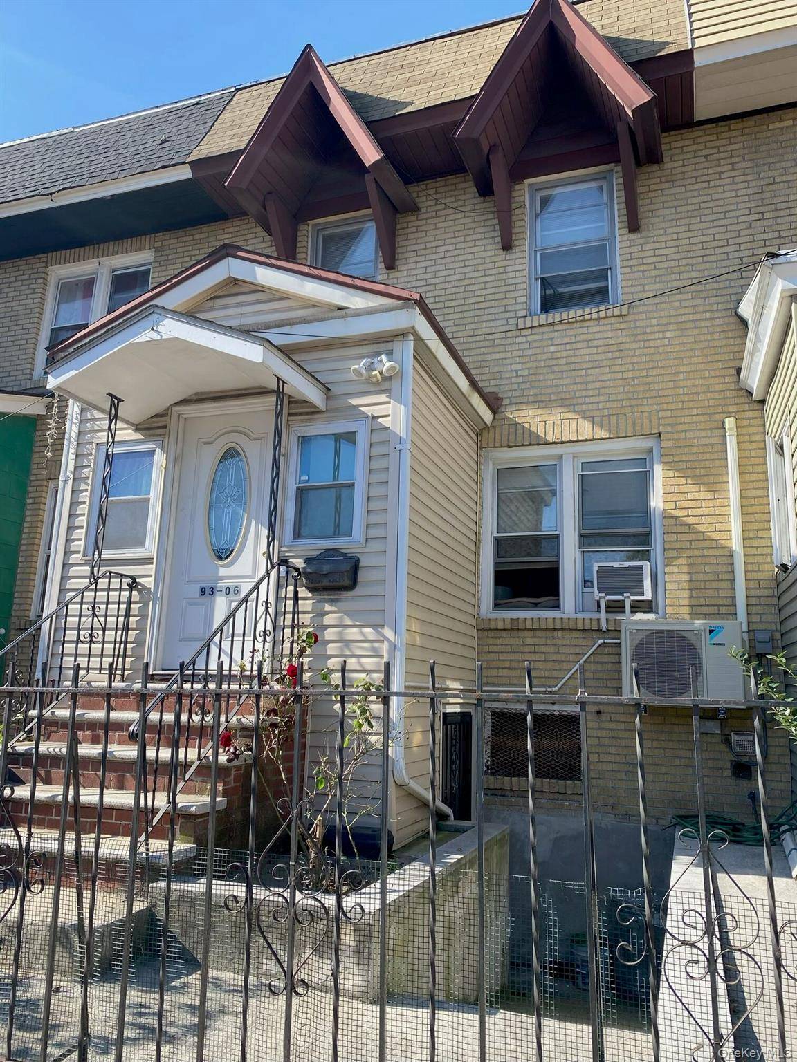 WOODHAVEN. RARE FIND ATTACHED 1 FAMILY BRICK COLONIAL.