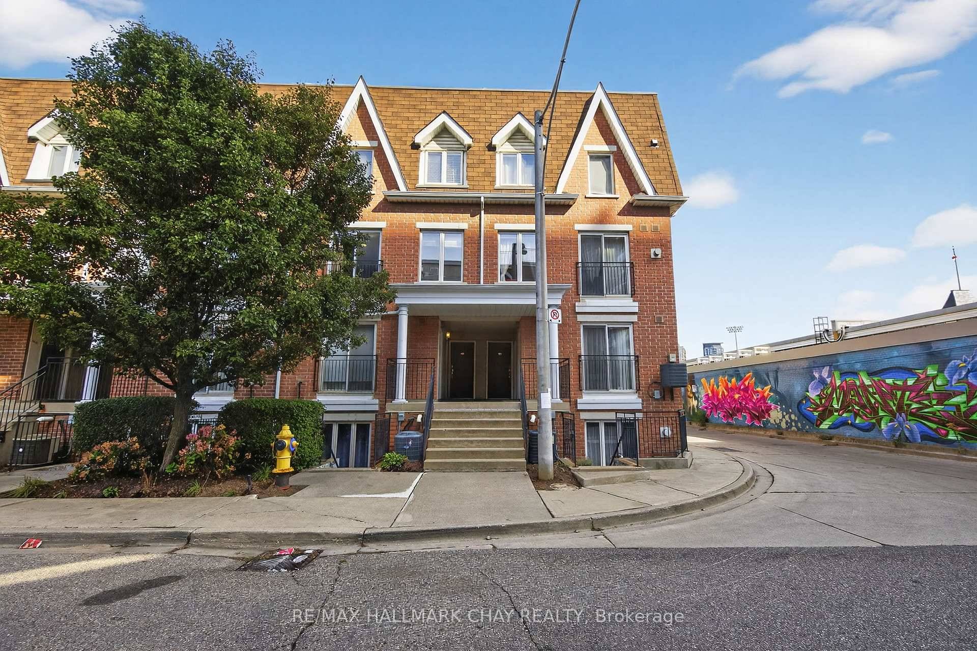 Welcome to Trendy Kings Town Complex a stylish, centrally located townhouse in the heart of King West !