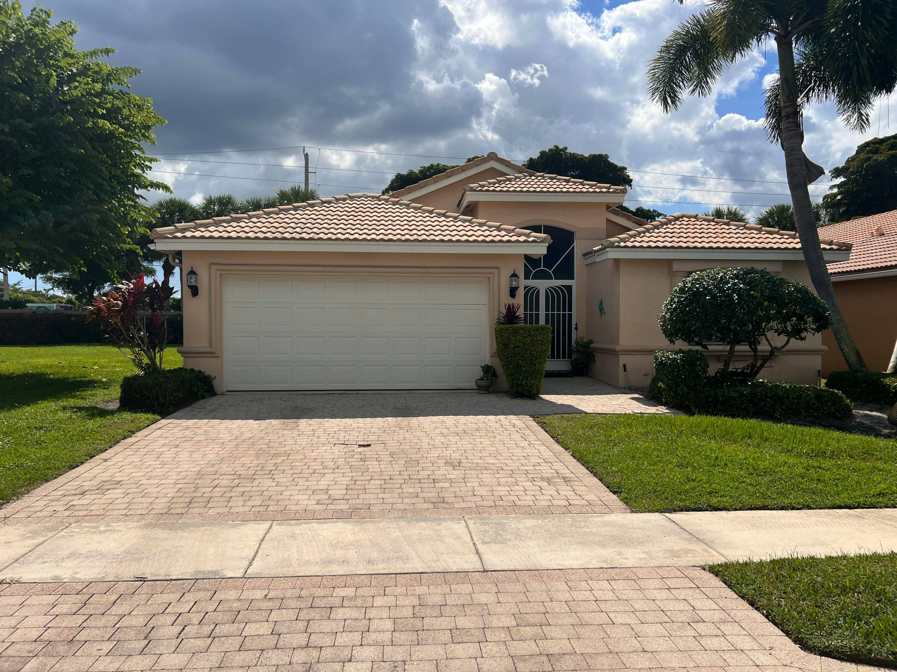 Your vision, your home ! This home is a blank slate, ready for a new buyer to add their personal touch !