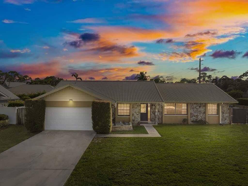 Stunning 1925 sq ft retreat awaits !